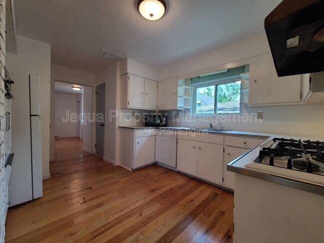 Building Photo - 547 Archer Ave