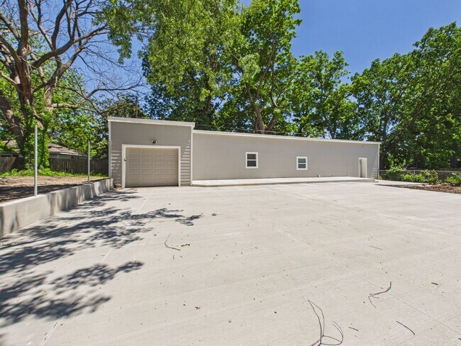 Building Photo - 633 S Fuller Ave