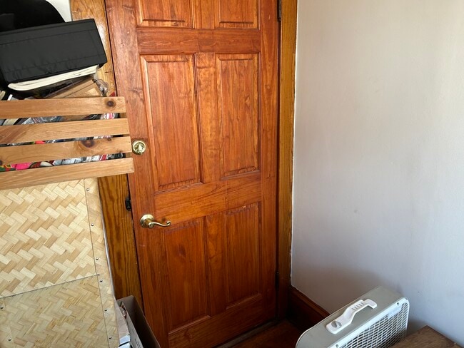 2nd entrance deb4/office - 221 Market St