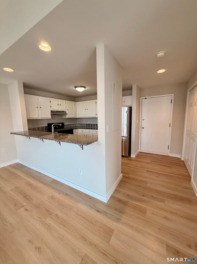 Building Photo - 49 Day St