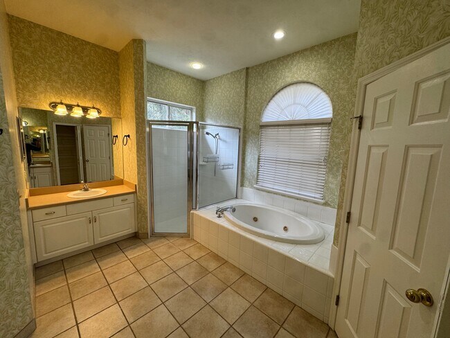 Building Photo - 4404 SW 91st Dr
