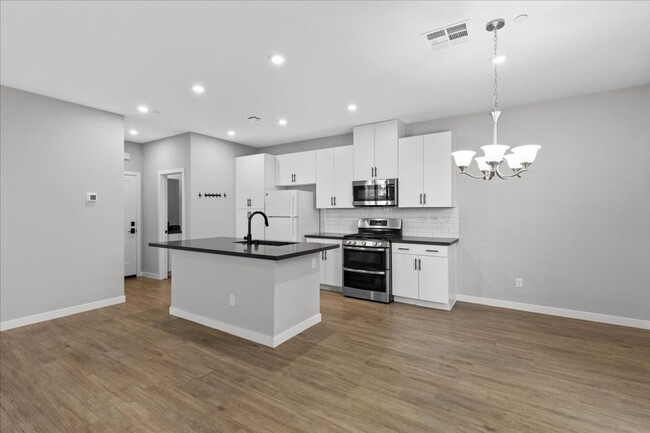 Building Photo - Beautiful and Highly Upgraded Townhome!