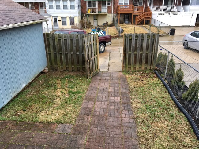 Building Photo - Fantastic 3 Bedroom EOG Townhome with Parking Pad in Parkville!