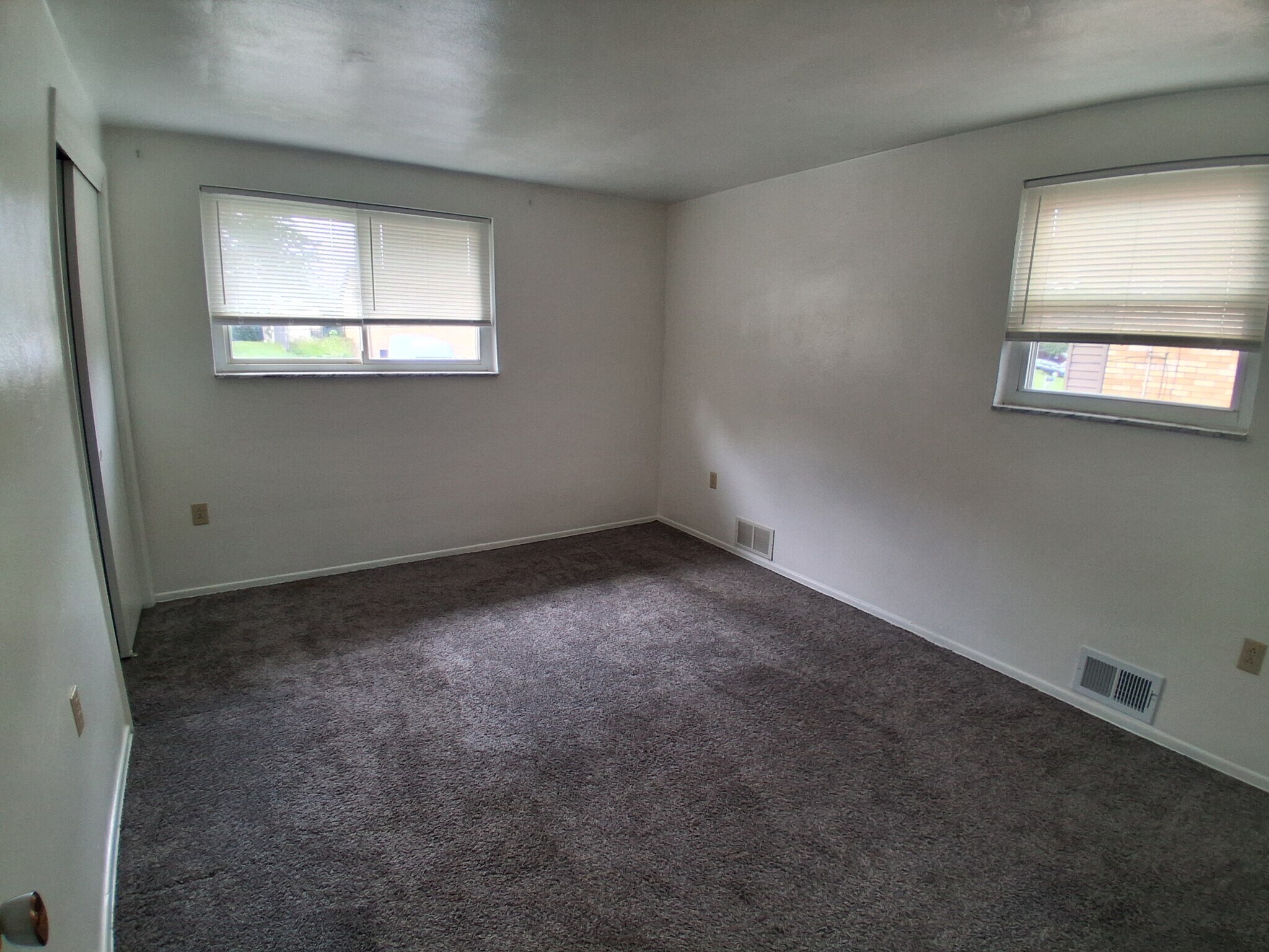 bedroom 1 - 806 Westbury Rd