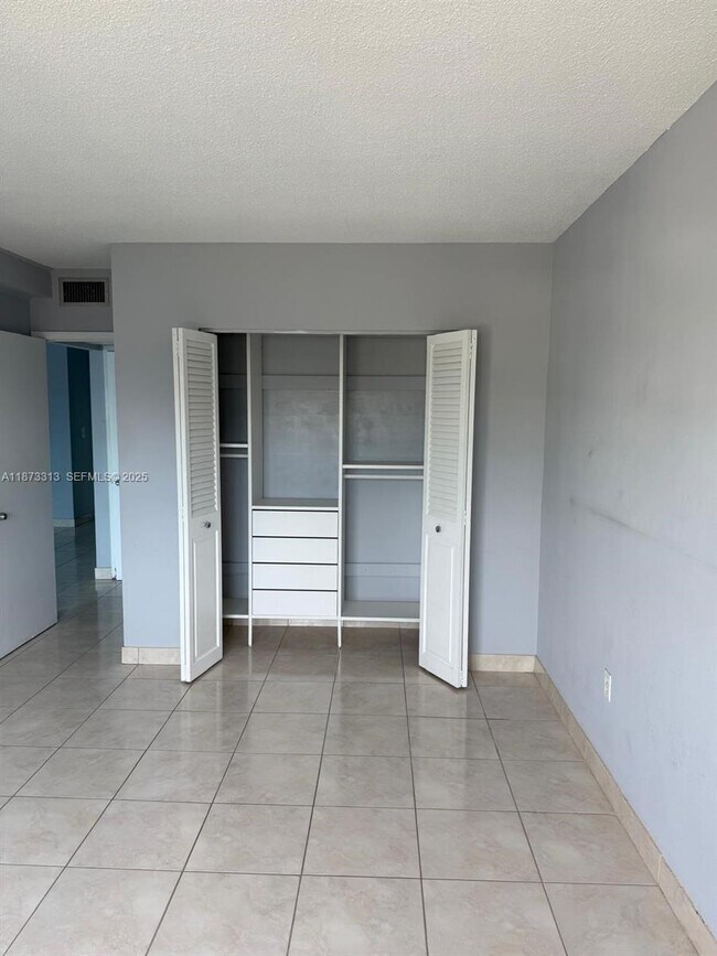 Building Photo - 400 Kings Point Dr