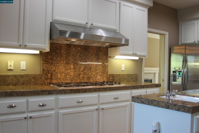 Building Photo - 600 Bourne Ct