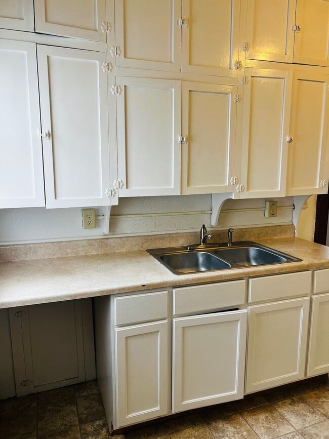 Building Photo - Downtown Charm with Character to Spare – Available Early July!