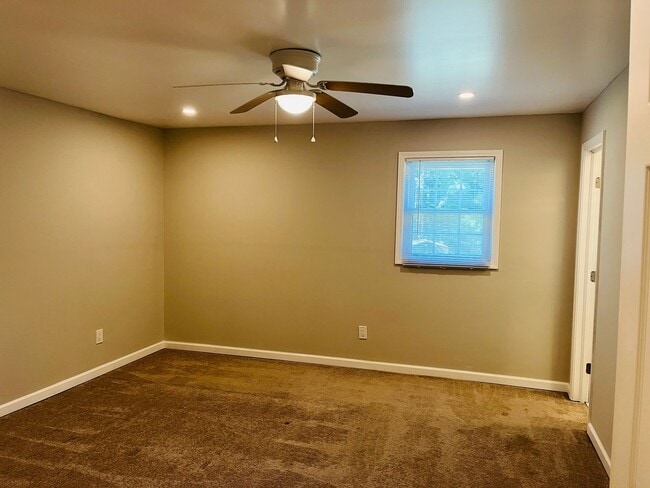 Building Photo - Beautiful 3 bedroom, 3 bathroom with large...