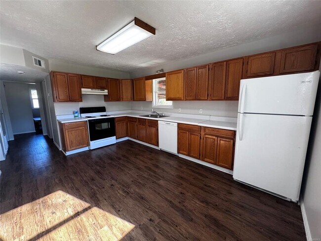 Building Photo - 1560 W County Rd