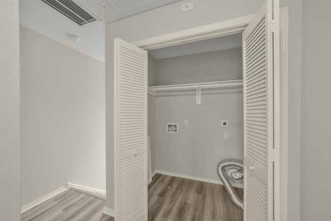 Building Photo - 750 Redwing Park Dr