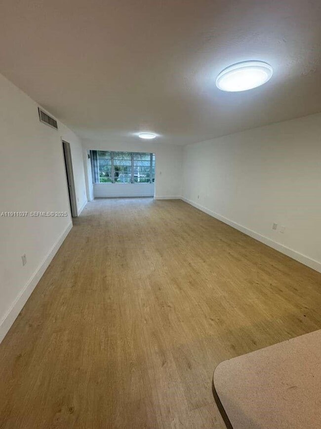 Building Photo - 1550 NE 191st St