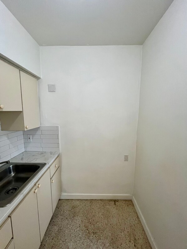 Building Photo - 401 SW 8th Ct