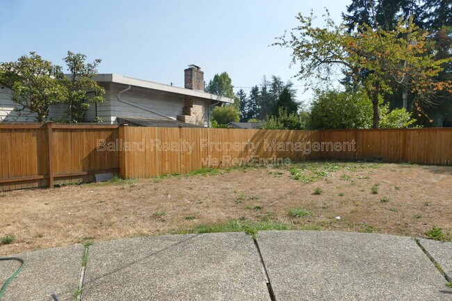 Building Photo - 2127 N 160th St