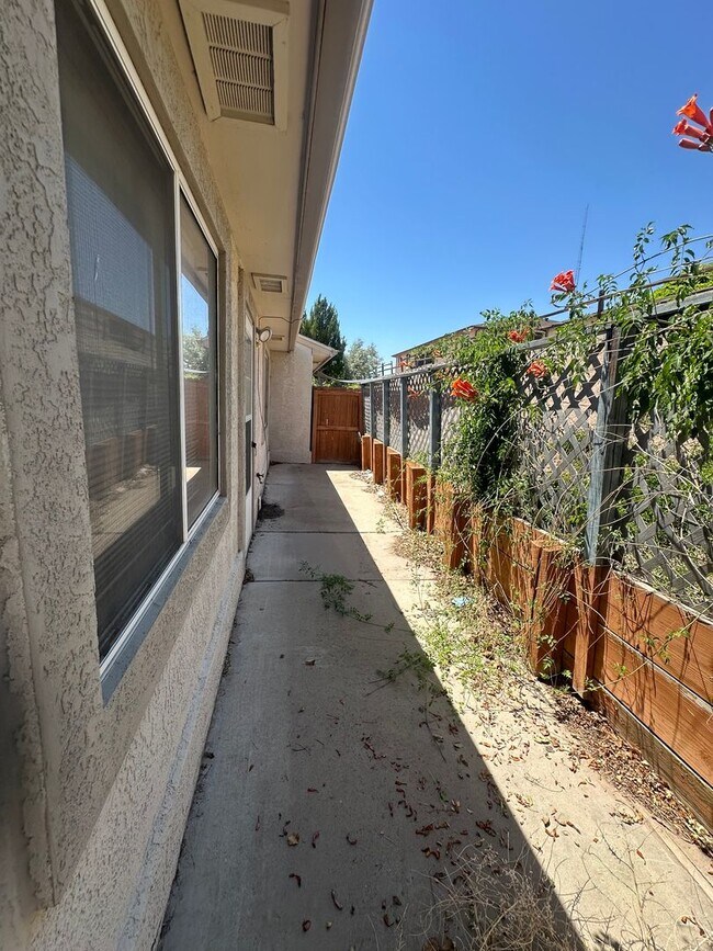 Building Photo - Spacious 2 Bed, 2 Bath Townhome