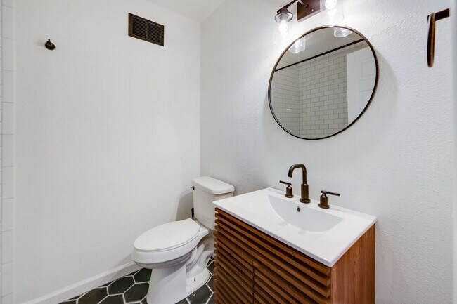 Building Photo - 3407 Batavia St