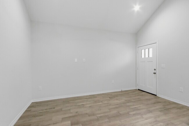 Building Photo - 16902 Balmoral St