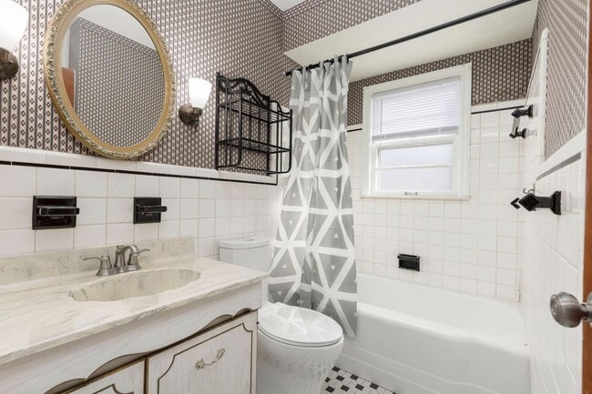 Building Photo - 3706 Chevy Chase Rd