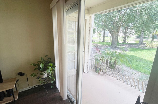 Building Photo - 1964 Lake Atriums Cir