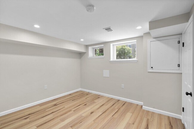 Building Photo - 2532 E Fayette St