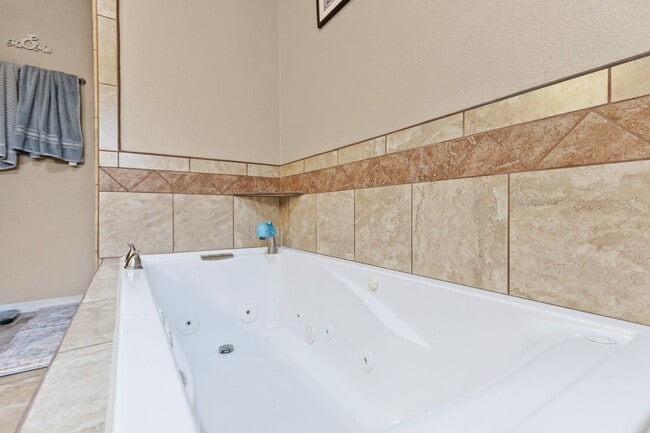 Building Photo - Prestine 4 bedroom home near the Golf Course