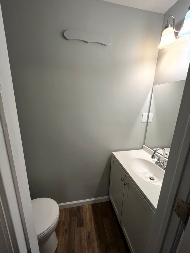 Building Photo - 4 bedroom 1.5 bathroom single family home