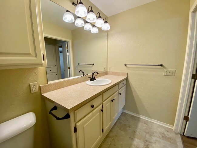 Building Photo - Quiet 2 Bed, 1 Bath in Edmond