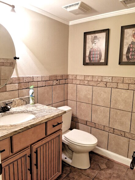 1/2 Bath - 1100 14th Ave