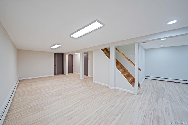Building Photo - 45 Roslyn Rd
