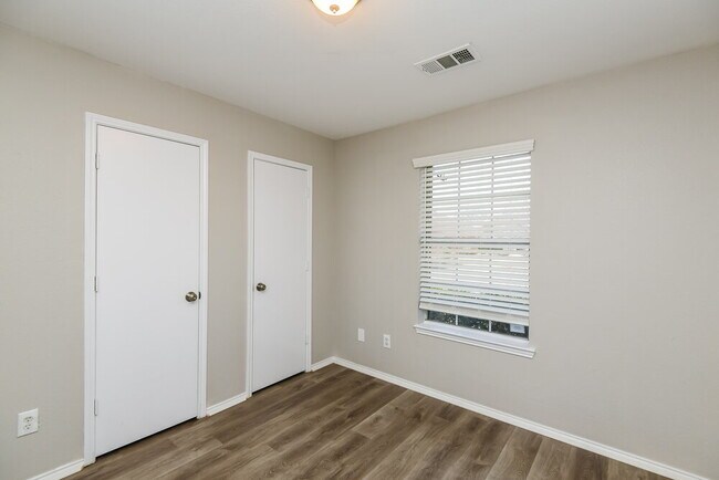 Building Photo - 1706 Country Crest Ln