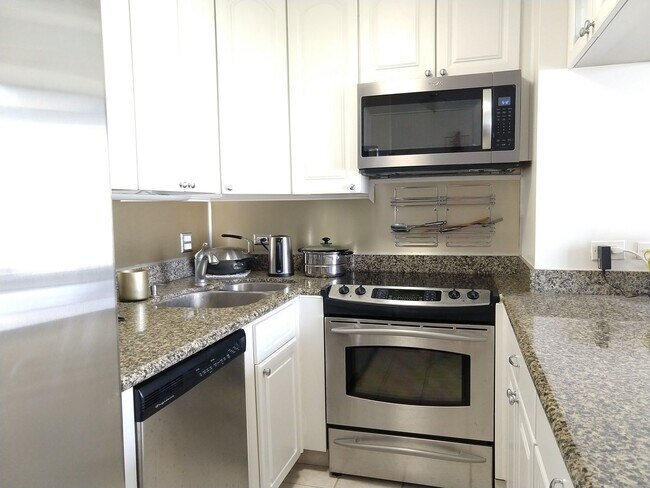 Building Photo - 1 Bedroom, 1 Bath Condo in the Heart of Waikiki – $2500/month