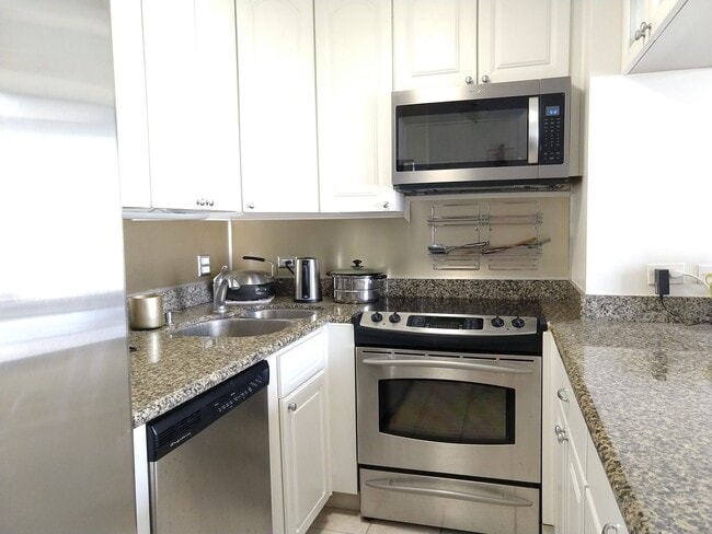 Building Photo - 1 Bedroom, 1 Bath Condo in the Heart of Waikiki – $2,550/month