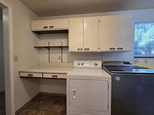 Building Photo - HUGE Number 2 Canyon ~ ~ 4 bedroom, 3 bath...
