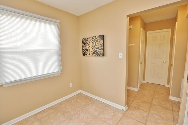 Building Photo - Amazing 2 Bedroom Townhome in Washington Square! Available 03-06-26! All Appliances Convey!