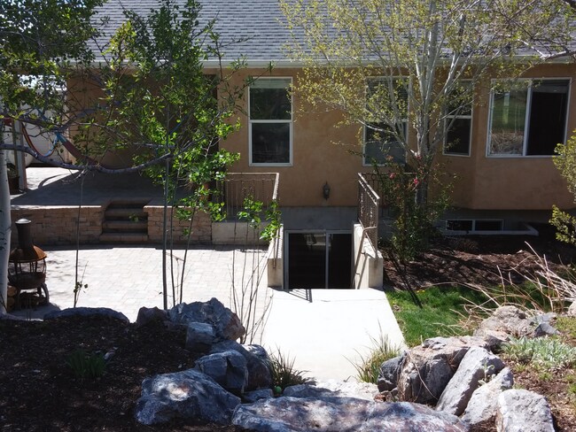 Building Photo - Spacious Alpine Home w/ Separate Basement ...