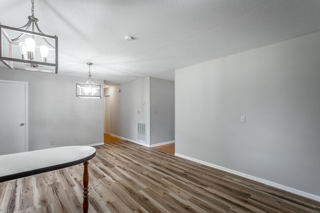 Building Photo - 3 Bedroom Home Close to All