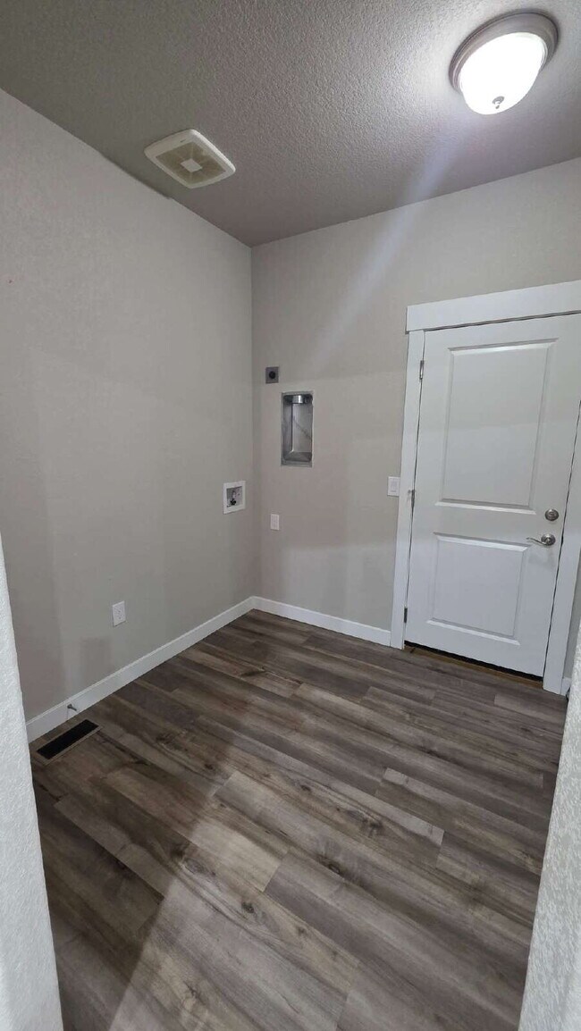 Building Photo - Lorson Ranch 5 bedroom Townhouse near military bases