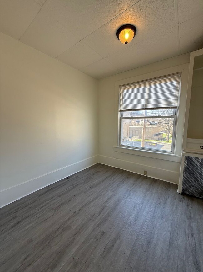 Building Photo - 305 Marguerite Ave