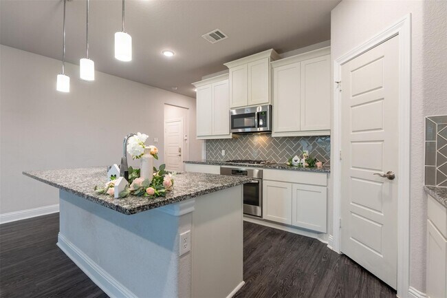 Building Photo - 16611 Highland Country Dr