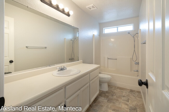 Building Photo - 15046 Cambridge Dr