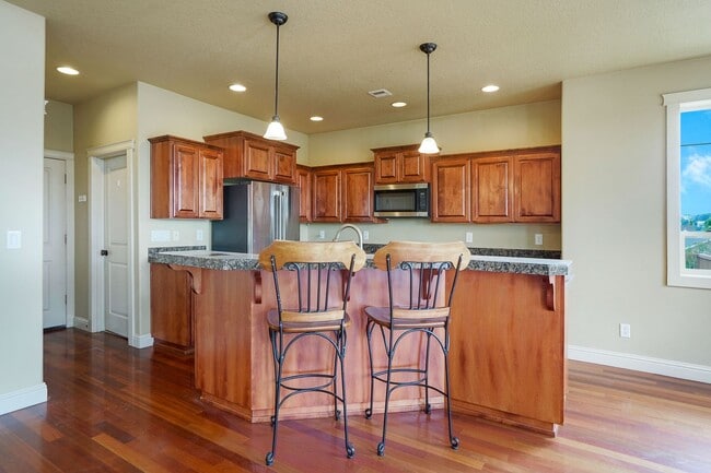 Building Photo - Spacious 4 bed, 3 bath home with sprawling views in West Salem