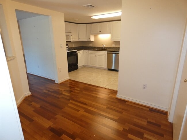 Building Photo - 380 Place Ln