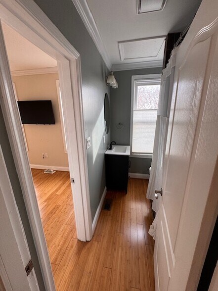 2nd bedroom bath - 503 Columbia Rd NW