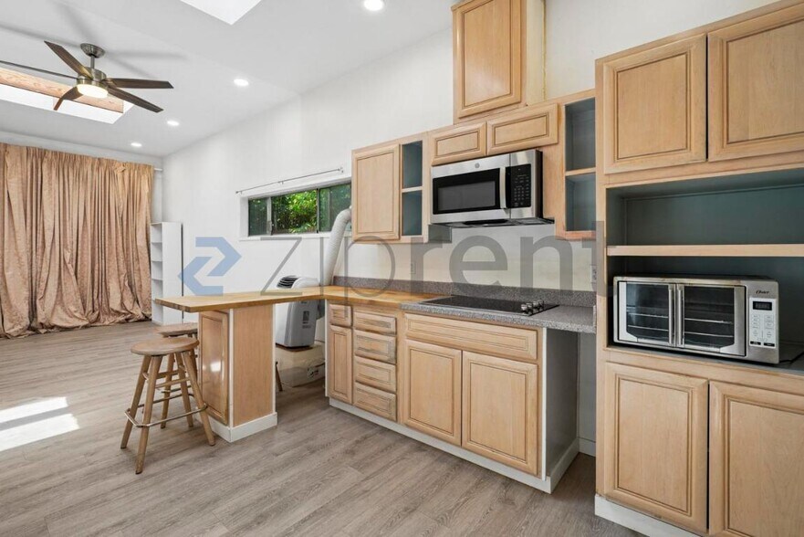 Building Photo - Unit B