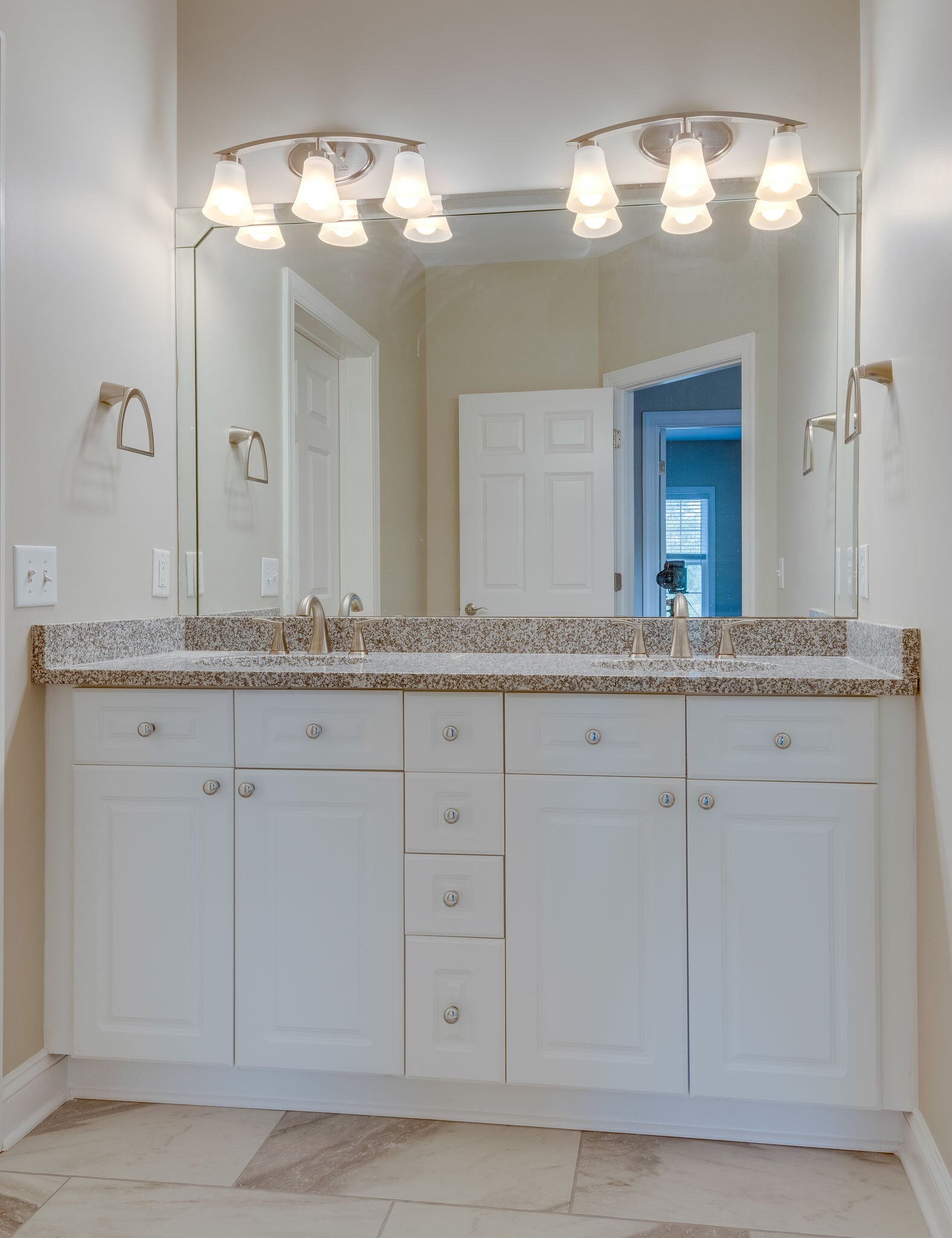 Dual Lavs in Upstairs Bath - 618 Springlake Dr