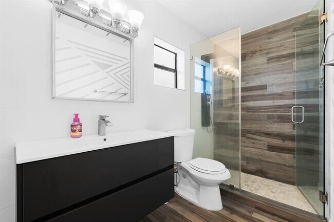 Building Photo - 563 SW 169th Ave