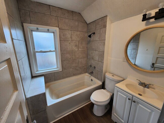 Building Photo - Charming 3-Bedroom Property in Prime Location