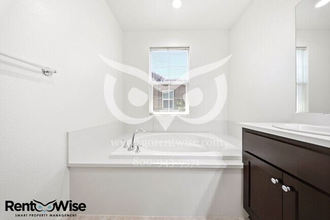 Building Photo - 1583 Sylvia St