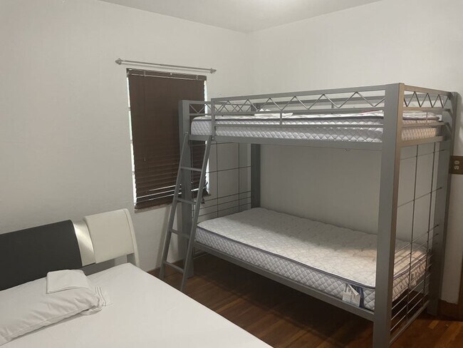 Building Photo - 600 Minola Dr