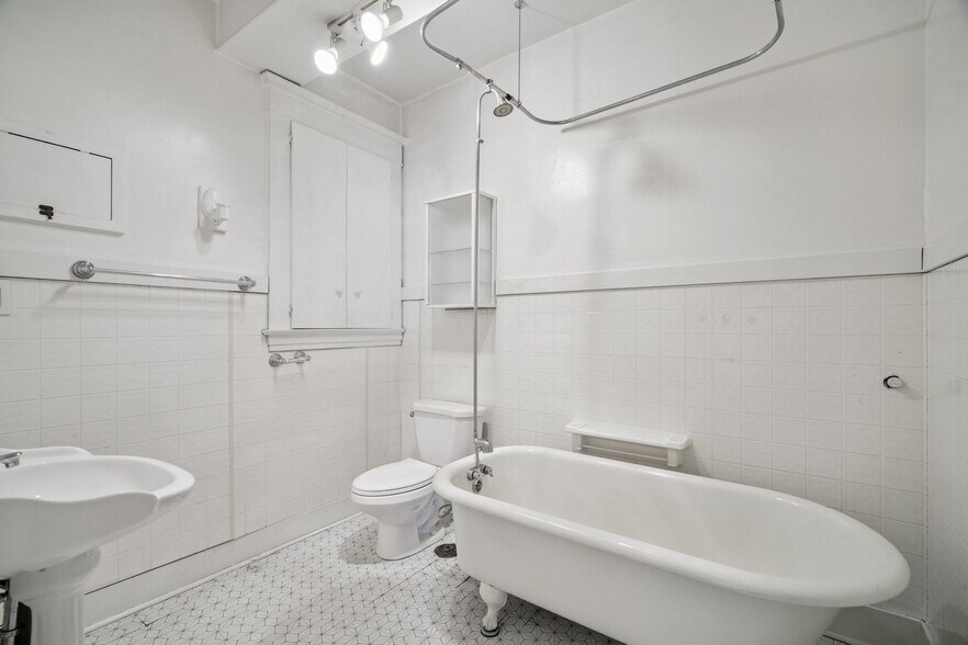 Building Photo - 416 E Roy St