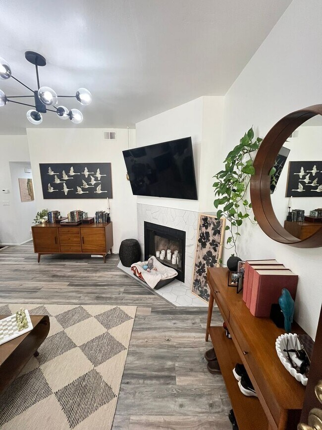 Building Photo - Stunning 2-Bed, 2-Bath Renovated Home with Private Patio & Parking!